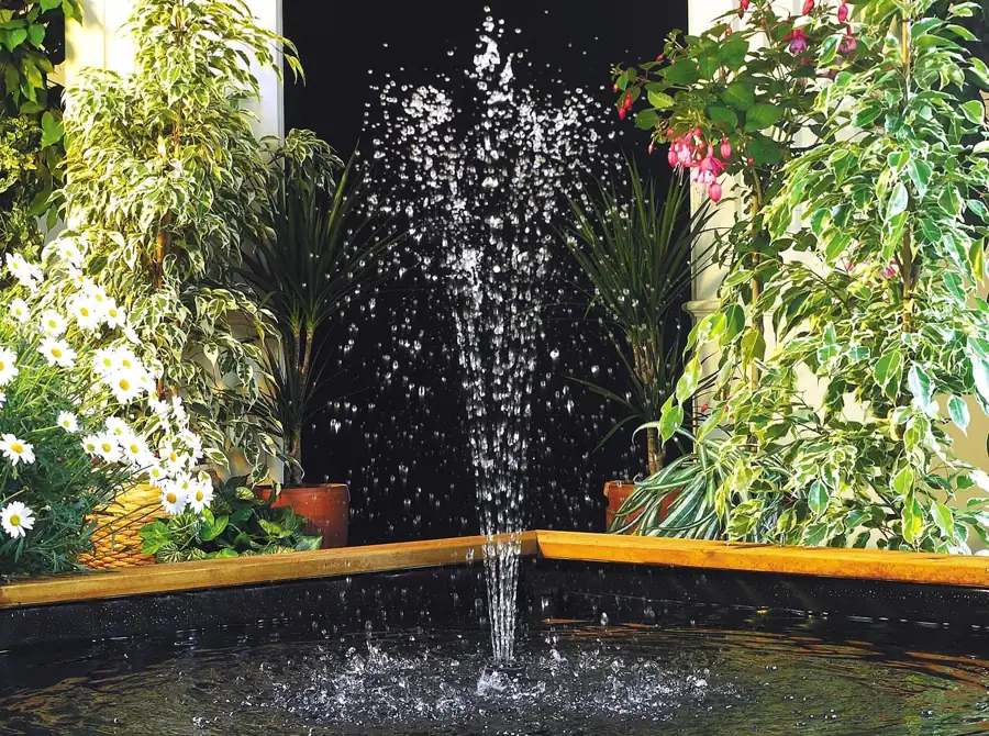 Hozelock EasyClear 3000 med fontene i to trinn i en hagedam med blomster og grønne planter
