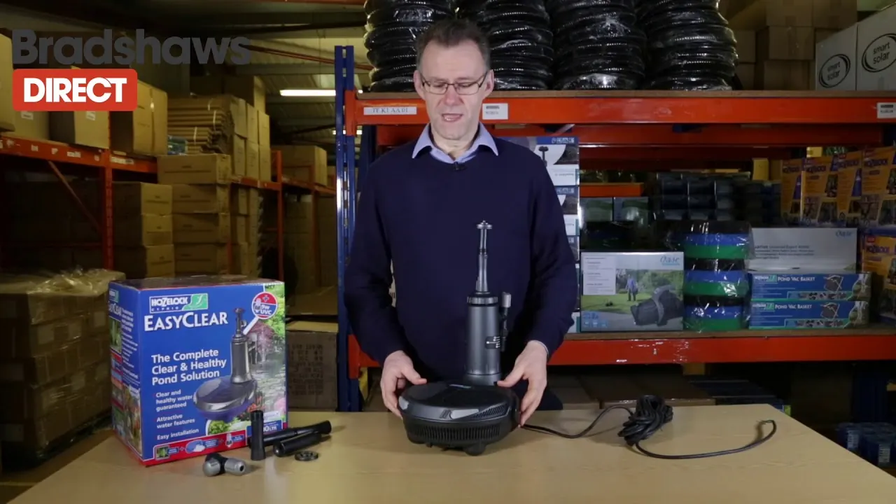 Video der Bradshaws viser Hozelock EasyClear med fontenerør, sideuttak for bekk og filteret