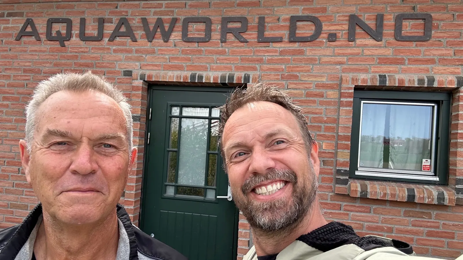 Far og sønn Tom og Trond Egil Hilstan foran Aquaworld.no-butikken på Vinterbro