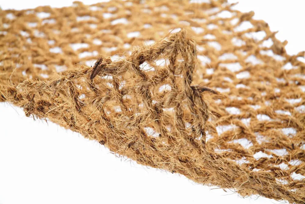 Kokosmatte til damkant i grov kokosfiber som plantene kan gro gjennom