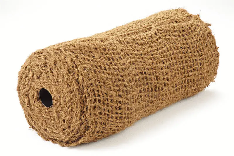 Rull med brun kokosmatte i grovt flettet fiber til å dekke dambredden
