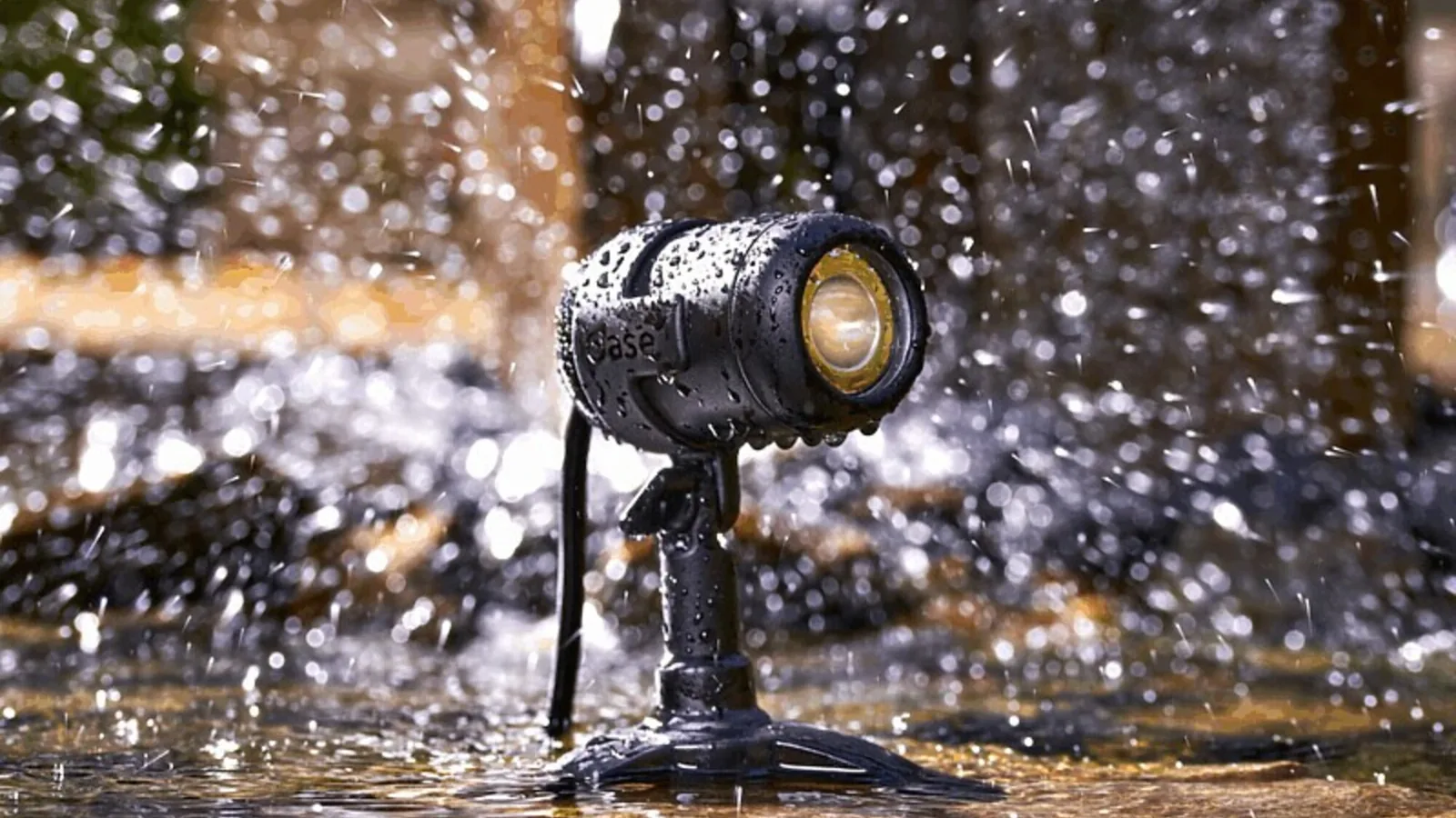 LunAqua Connect-spot står i vannsprut fra en fontene og tåler både regn og vann