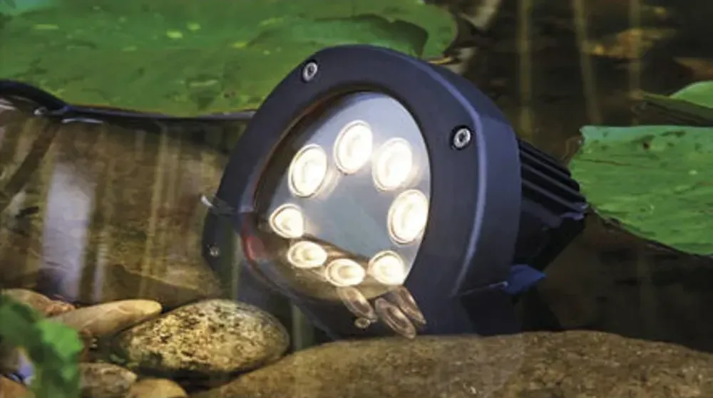 OASE LunAqua Power LED XL med åtte lysdioder under vann blant steiner