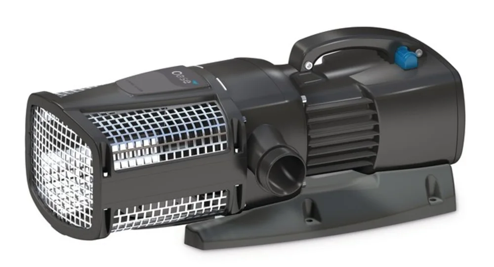 OASE AquaMax Eco Expert 27000/12 V sett fra siden, med filterkurv, utløp og bærehåndtak