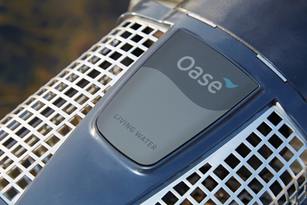 Nærbilde av OASE-logoen og filterkurven på AquaMax Eco Expert