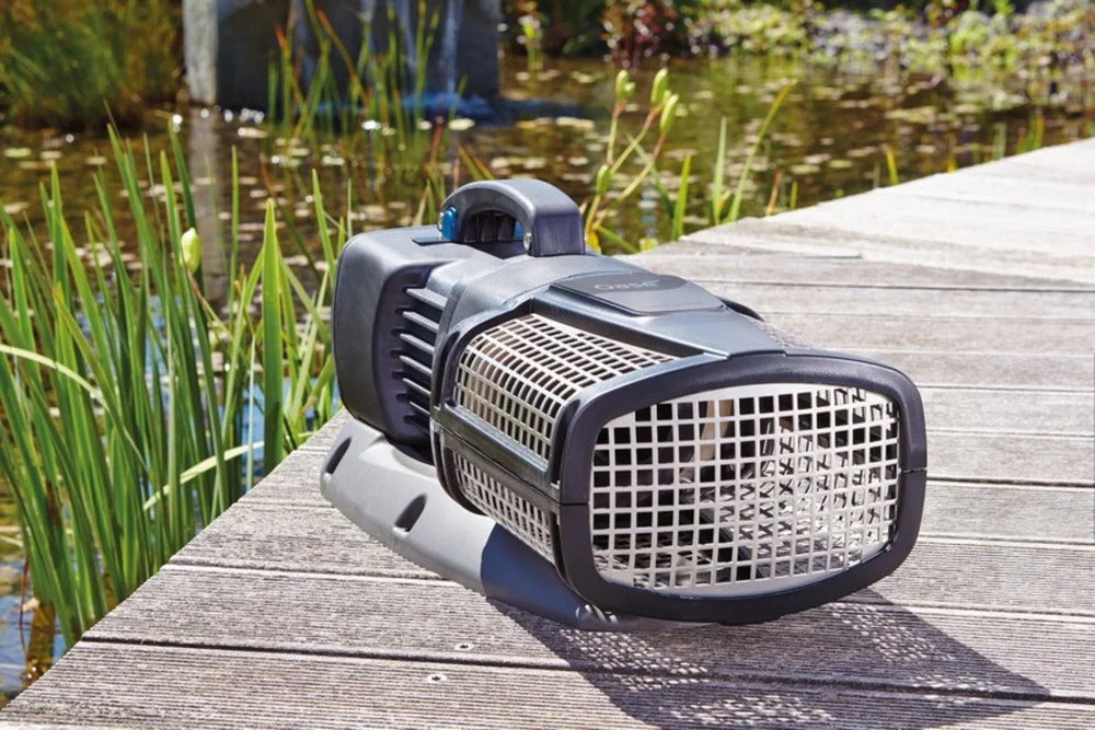 OASE AquaMax Eco Expert med stor filterkurv på en trebrygge ved dammen