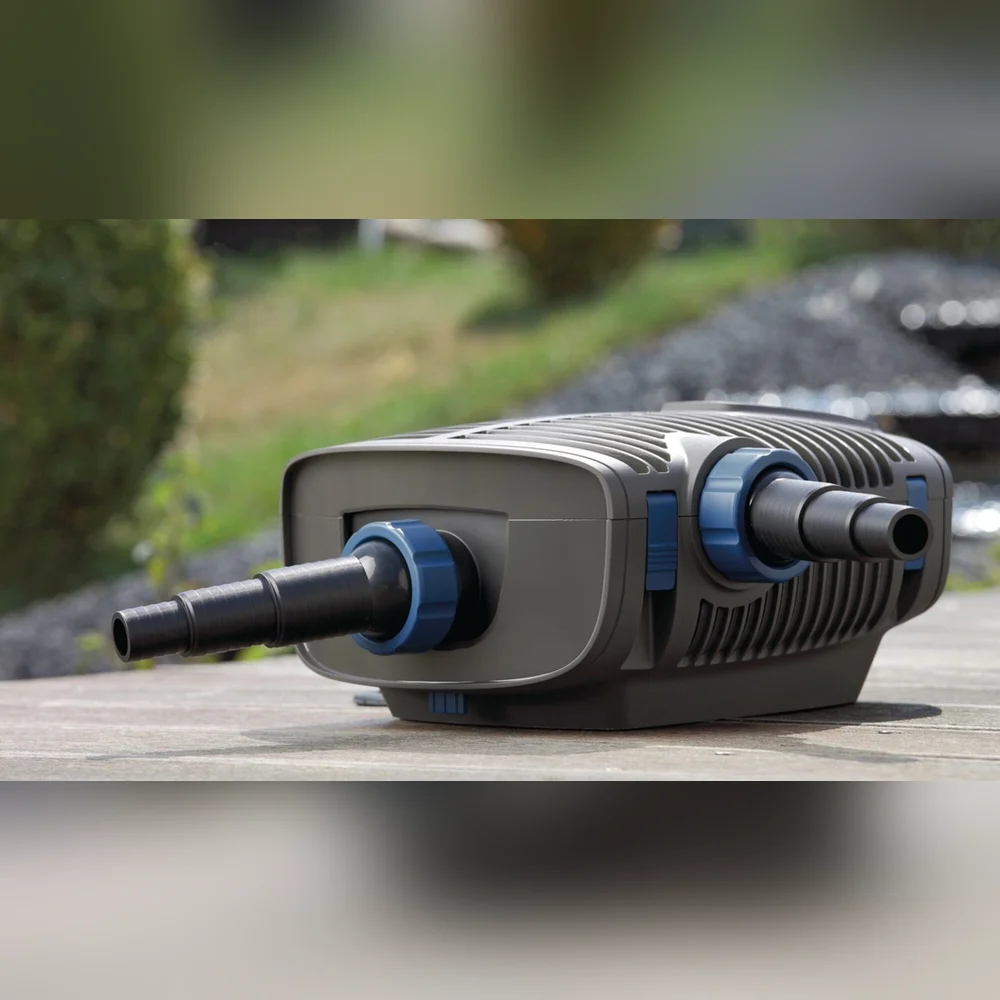 OASE AquaMax Eco Premium 12000/12 V filterpumpe med slangestusser på en terrasse