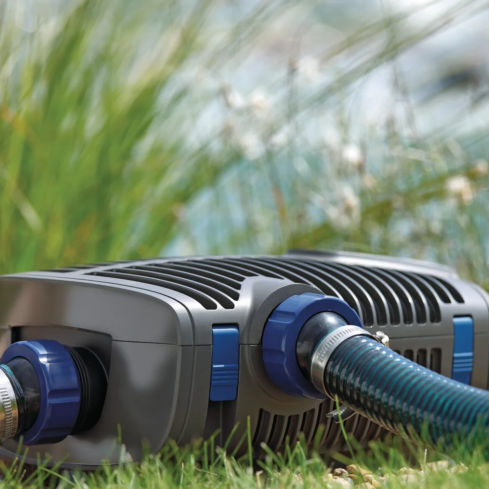 OASE AquaMax Eco Premium 12000/12 V med slange på både hovedinntaket og det ekstra inntaket