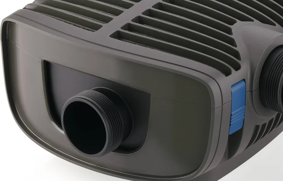 Nærbilde av sideinntaket med gjenget stuss og blå lås på OASE AquaMax Eco Premium 12 V filterpumpe