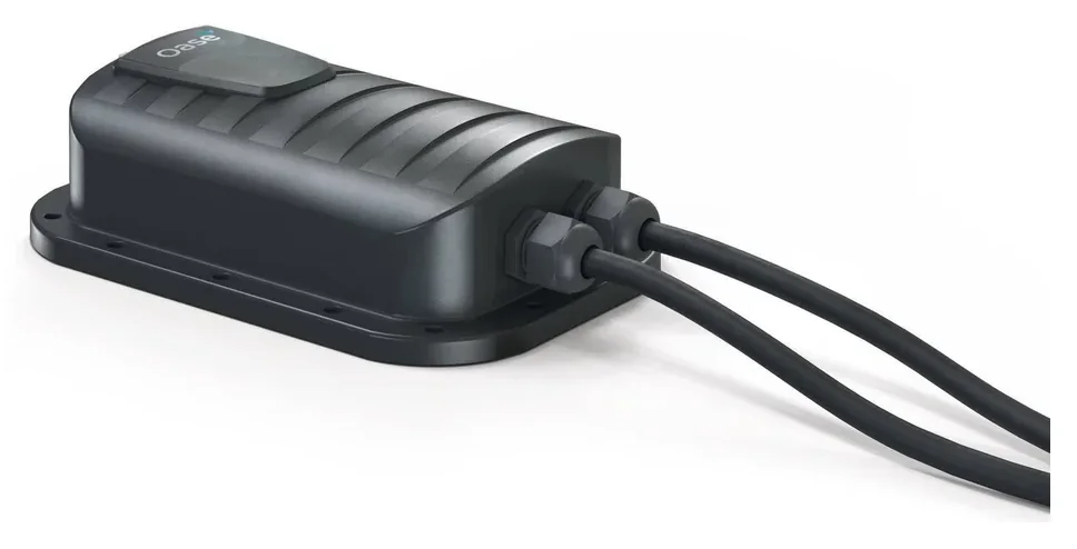 Svart strømforsyning til OASE AquaMax Eco Premium 12 V med to kabler, laget for å stå på land