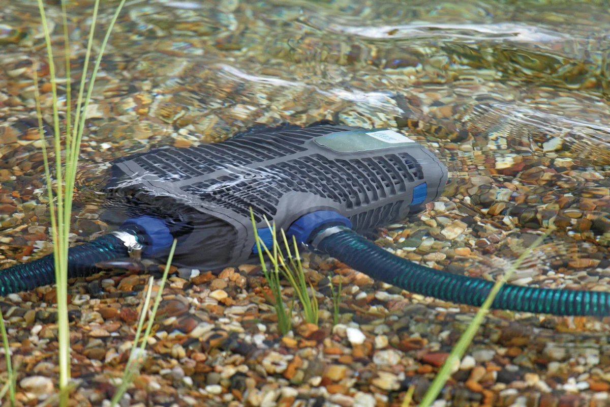 OASE AquaMax Eco Premium 6000/12 V filterpumpe på grusbunnen i en badedam