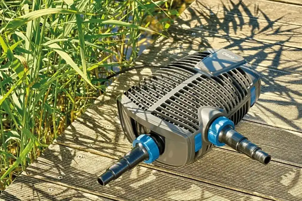 OASE AquaMax Eco Premium 5000 filterpumpe på en trebrygge mellom sivene
