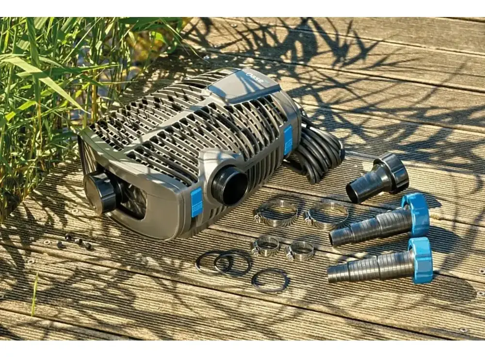 OASE AquaMax Eco Premium 6000 med stusser for slange