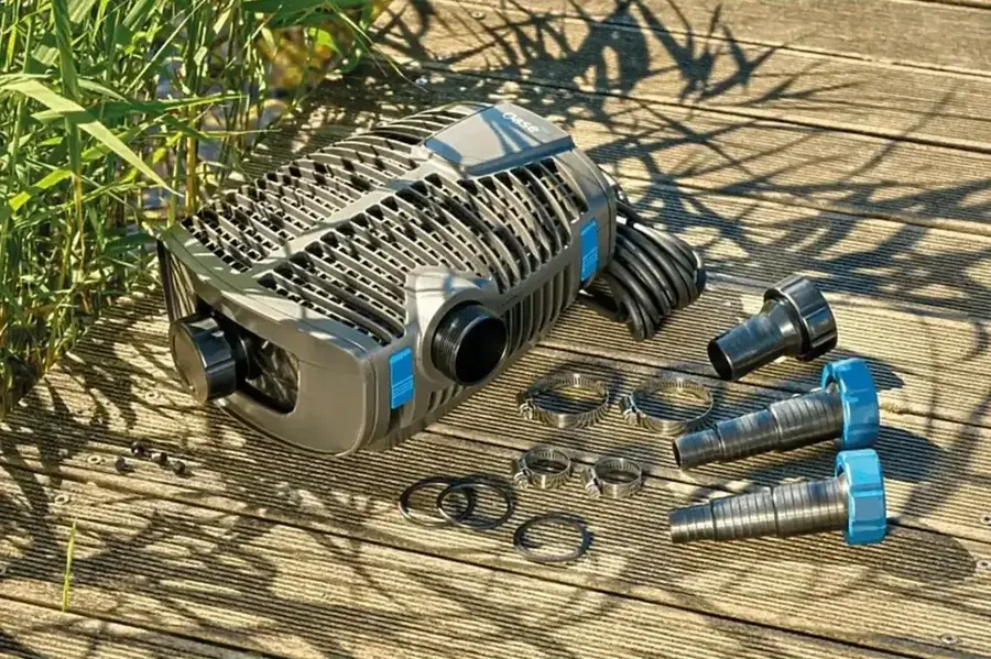 AquaMax Eco Premium 9000 fra Filterpakke FiltoMatic 25000 med slangestusser på en brygge