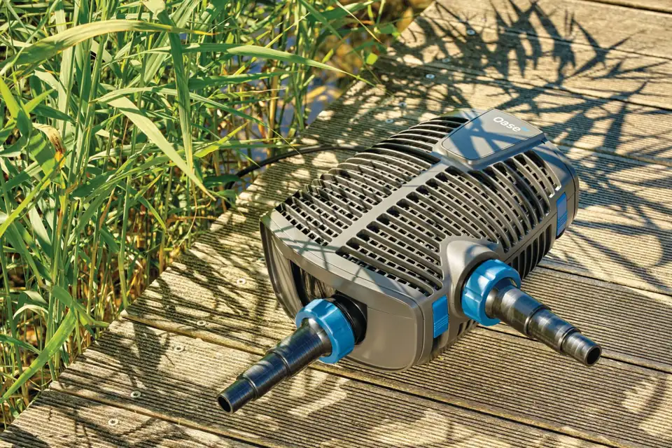 OASE AquaMax Eco Premium filterpumpe med blå slangestusser på begge sider, klar til å kobles til