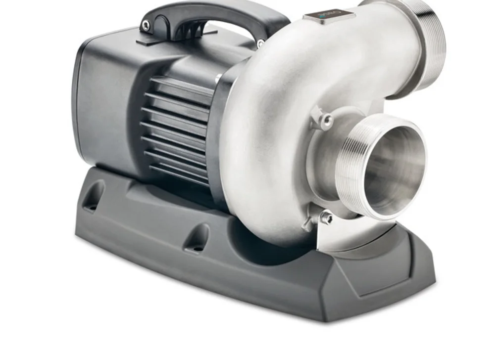 OASE AquaMax Eco Titanium 51000 med pumpehuset dreid oppover