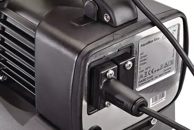Tilkoblingen for EGC-kabel på motoren til AquaMax Eco Titanium