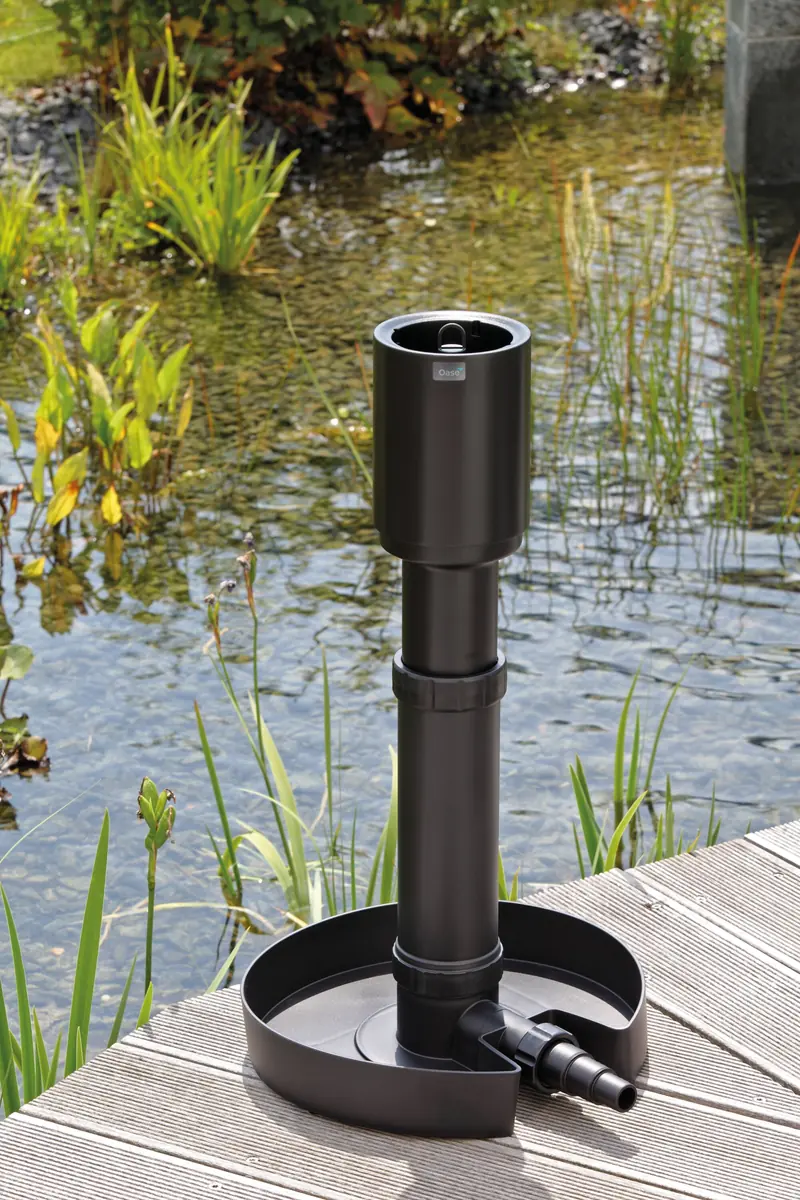 OASE AquaSkim 20 skimmer med fot og teleskoprør ved kanten av en hagedam