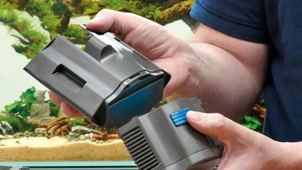 Filtermodulene tas av OASE BioPlus Thermo innerfilter foran akvariet