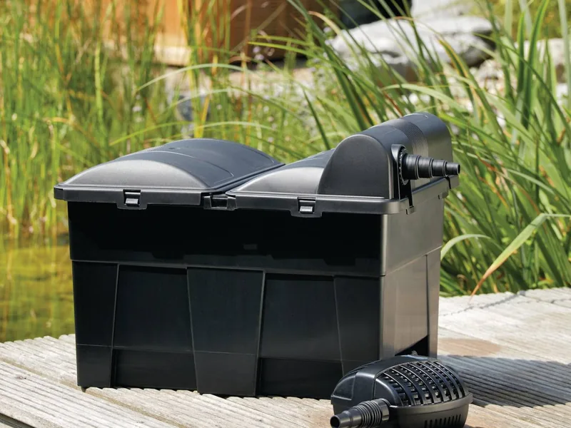 OASE BioSmart 14000 flowfilter og filterpumpe på terrassen ved hagedammen