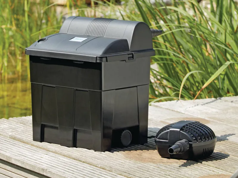 OASE BioSmart flowfilter og filterpumpe på en terrasse ved hagedammen