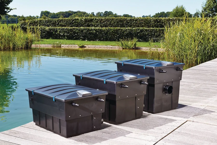 BioTec ScreenMatic² 40000, 60000 og 90000 side om side på en brygge ved dammen