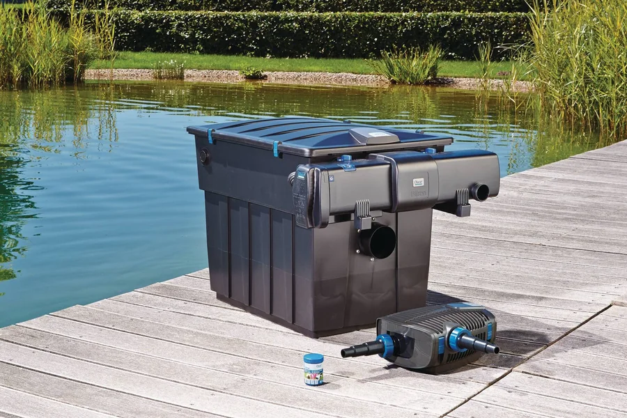 BioTec ScreenMatic² 90000 ved dammen med filterpumpe og UV-C foran filteret