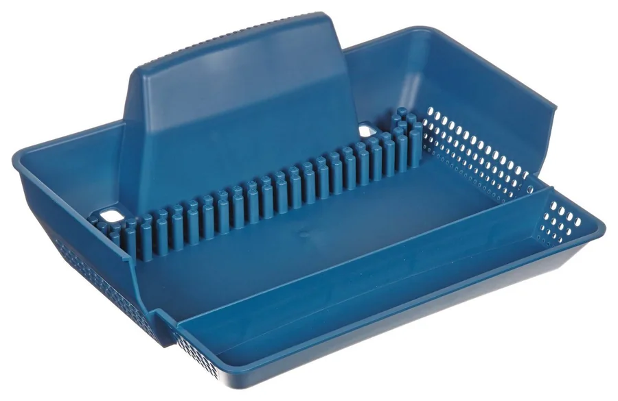 Den blå slamkurven i BioTec ScreenMatic² med håndtak og hull som slipper vannet ut