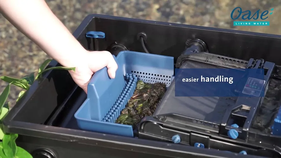 Video der OASE viser BioTec ScreenMatic² med silbelte og slamkurv ved hagedammen