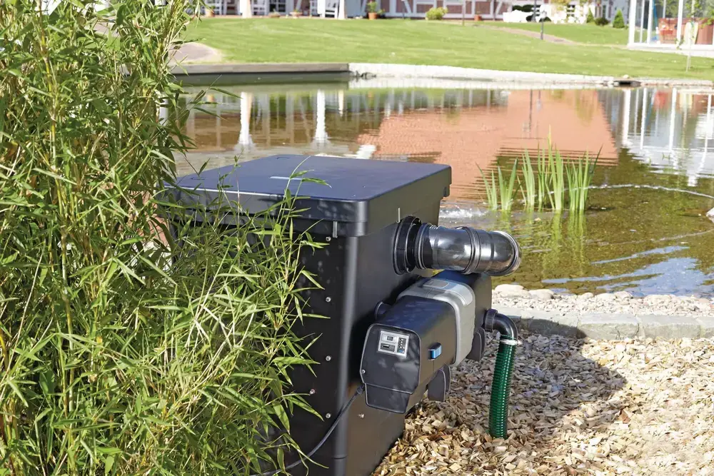 OASE Bitron Eco UV-filter montert rett på et OASE gjennomstrømningsfilter ved hagedammen
