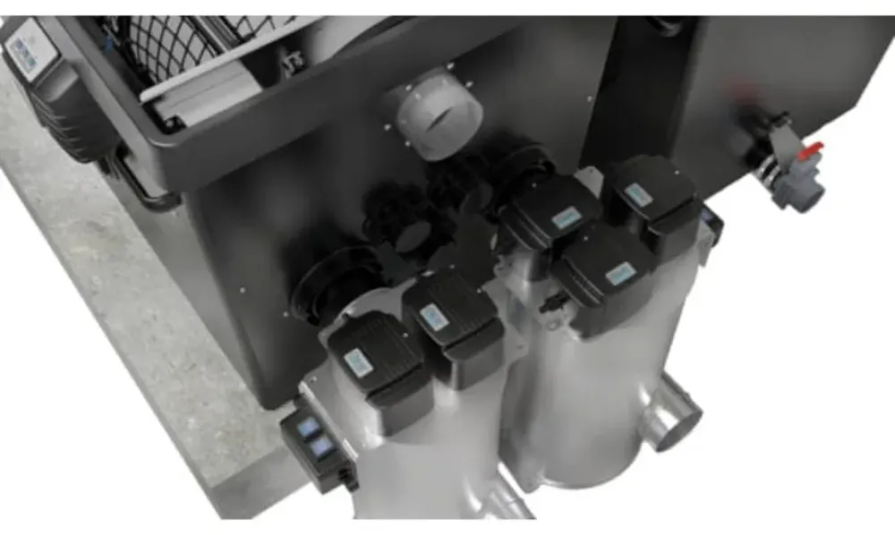 To OASE Bitron Premium UV-filtre i rustfritt stål montert under en ProfiClear-modul
