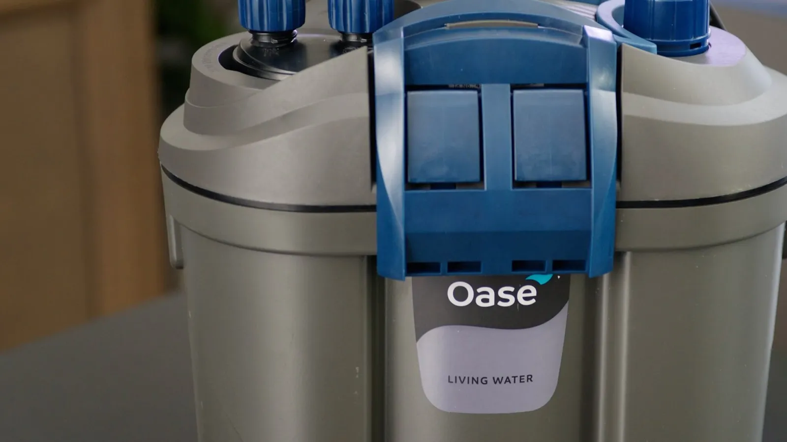 OASE FiltoSmart ytterfilter sett forfra med blå låseklemme og slangetilkobling