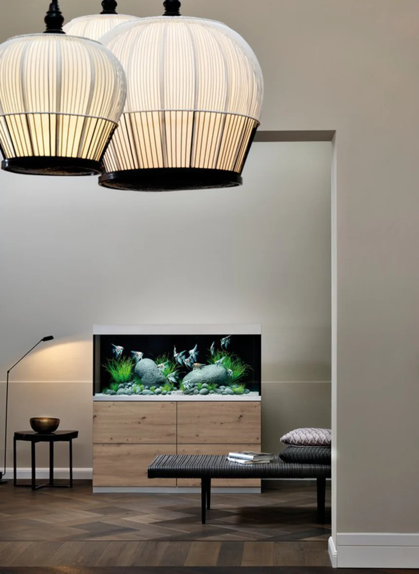 OASE HighLine 400 Wild Oak under taklamper ved en lav benk i stuen