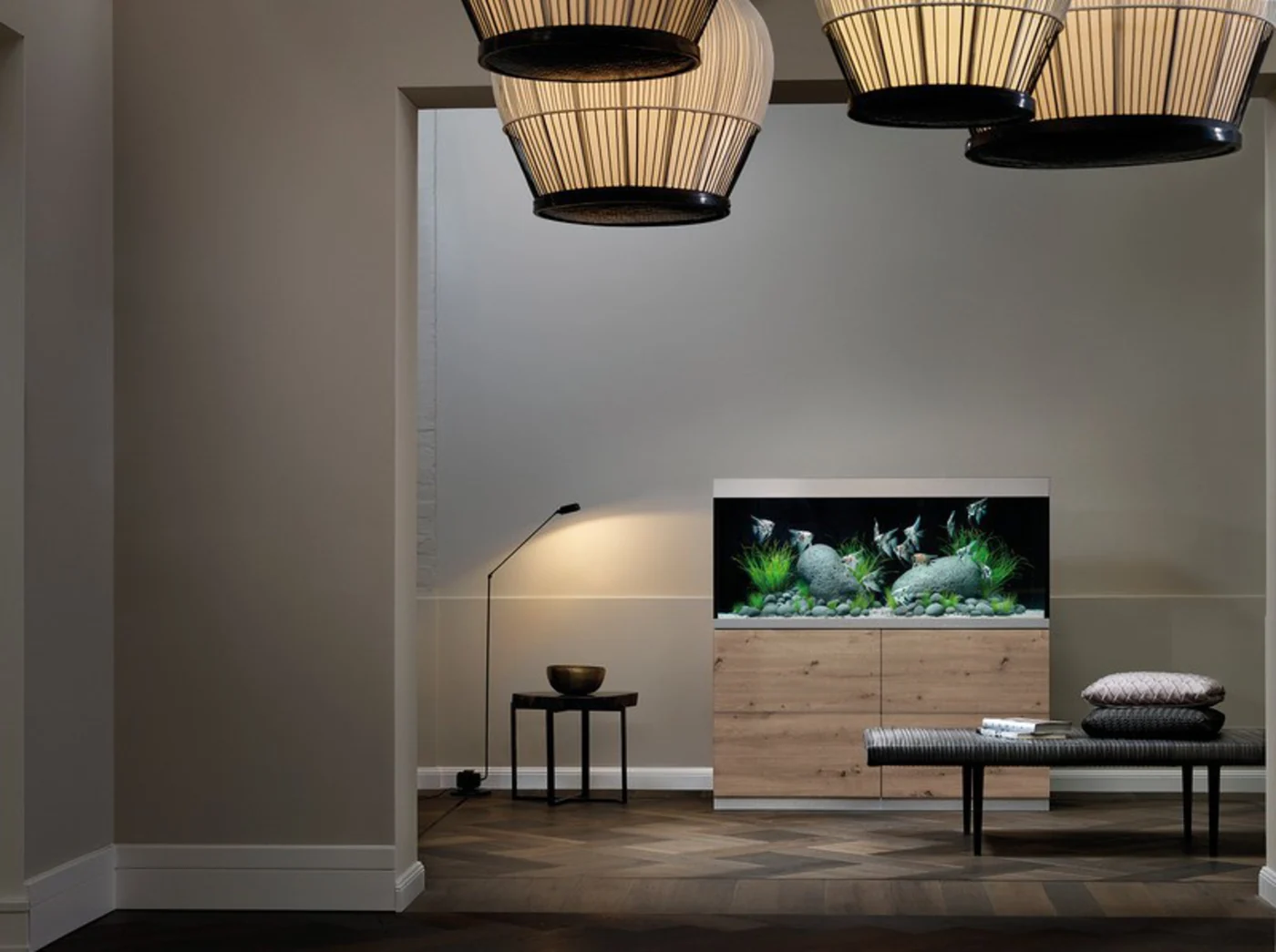 OASE HighLine 400 Wild Oak med planteakvarium i en stue med flettede taklamper