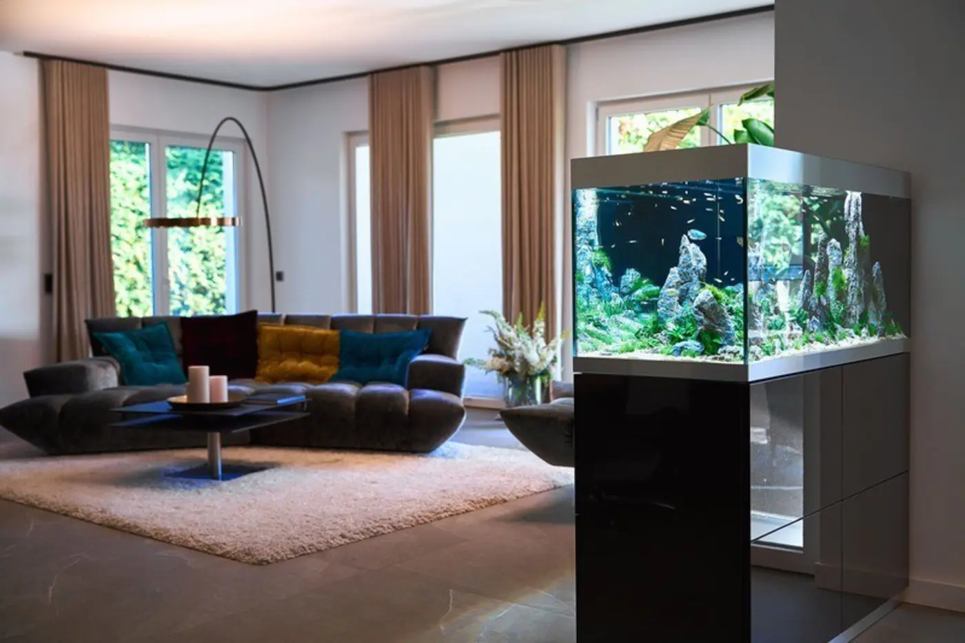 Sort HighLine romdeler 300 sett fra sofagruppen med stuen bak akvariet