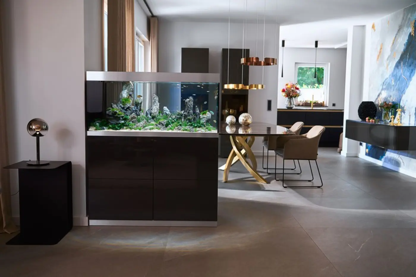 OASE HighLine romdeler 300 sort med planteakvarium mellom stue og spisestue i et moderne hjem