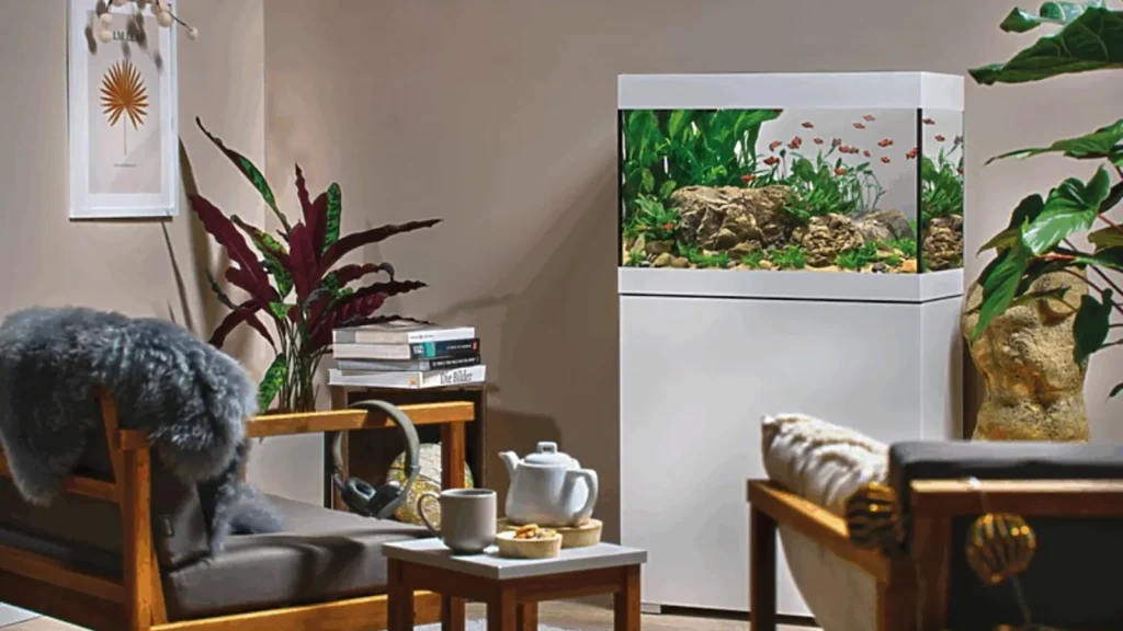 Hvitt OASE StyleLine 125-akvarium med planter og fisk i en lun stue
