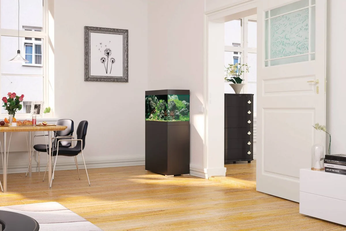 OASE StyleLine 125 sort ved spisebordet i en lys stue med tregulv