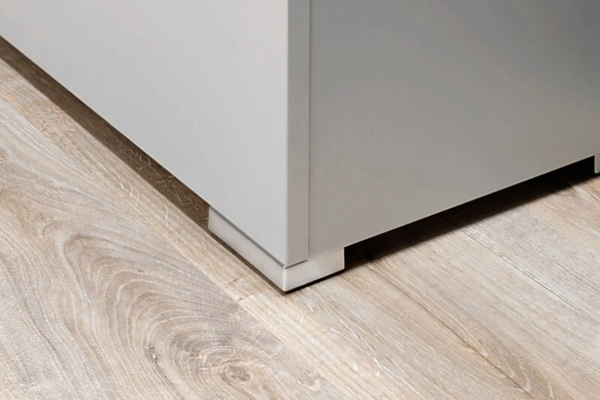 Fot i aluminiumslook under hvitt OASE StyleLine-skap