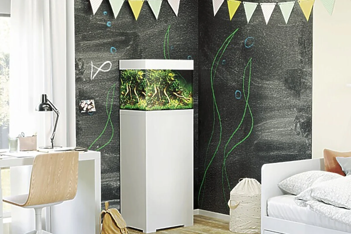 OASE StyleLine 85 hvit ved skrivebordet i et lyst ungdomsrom