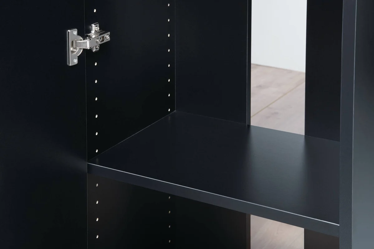 Hylle og hengsel inne i sort OASE StyleLine-skap