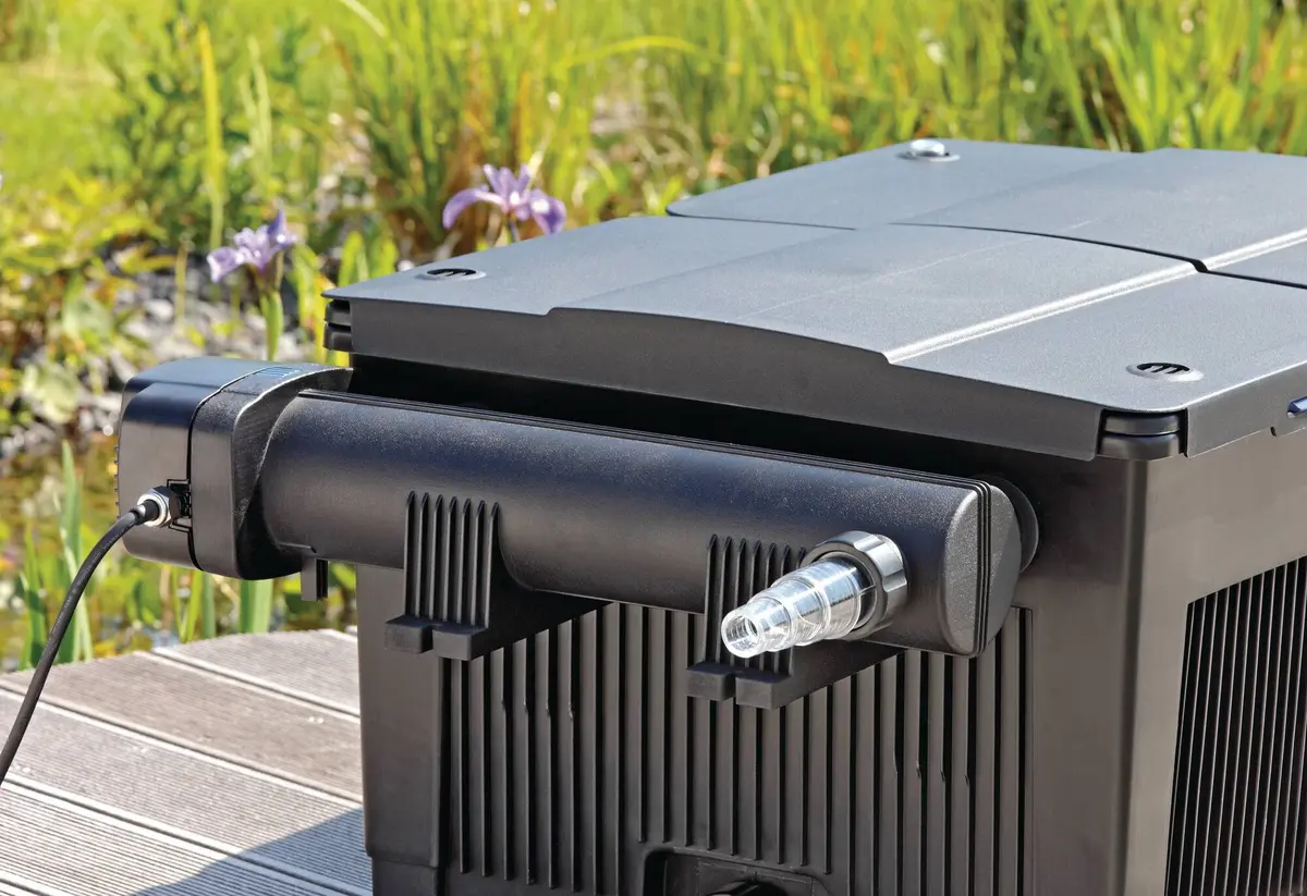 OASE Vitronic 18W montert rett på et BioSmart-filter ved dammen