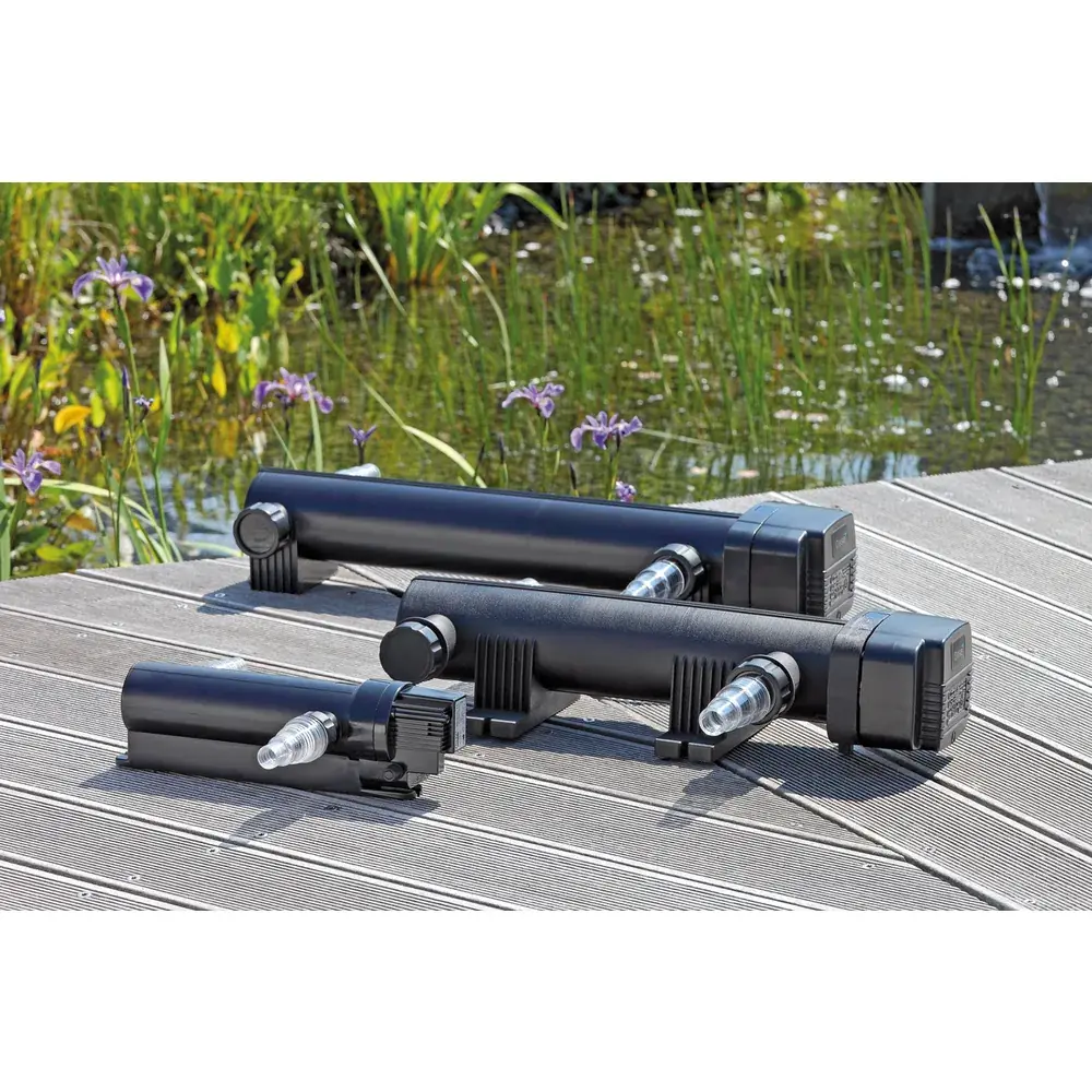 OASE Vitronic UV-filtre i tre størrelser på en terrasse ved dammen