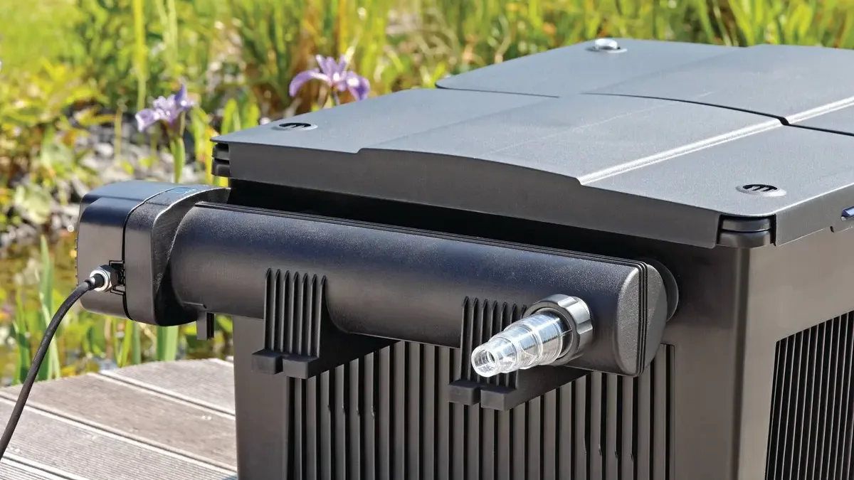 OASE Vitronic 18W UV-filter montert rett på et BioSmart-filter ved hagedammen