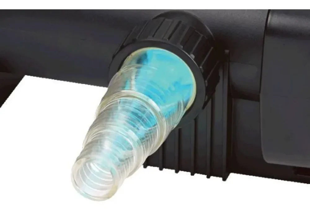 Blått UV-lys synes gjennom den gjennomsiktige slangestussen på et OASE Vitronic UV-filter