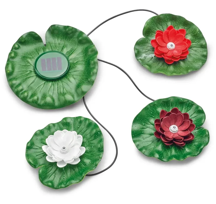 PondoSolar Lily LED: blad med solcelle og tre kunstige vannliljer med LED koblet sammen med kabel