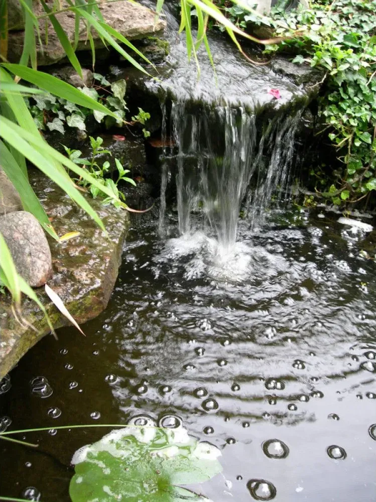 Fossefall i hagedam drevet av en filterpumpe som Pondteam Superflow Techno 10000
