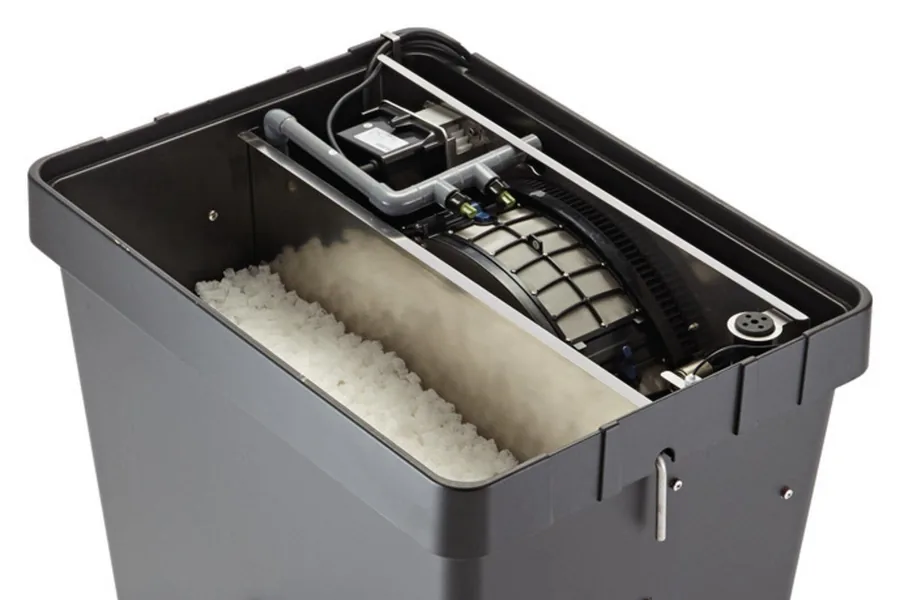 Innsiden av OASE ProfiClear Premium Compact M med trommel, silelementer og Hel-X 13 i moving bed-kammeret