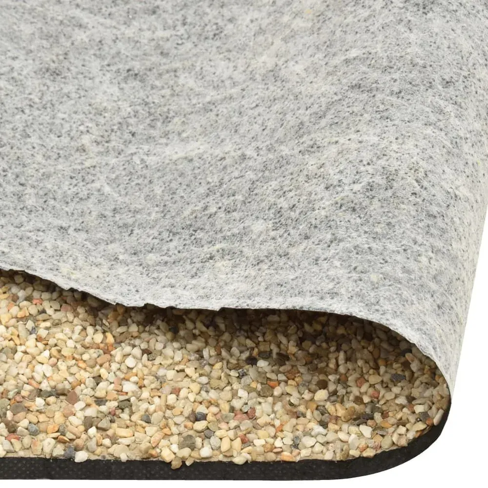 Baksiden av stenfolie sand 40 cm med grå fiberduk over steinsiden