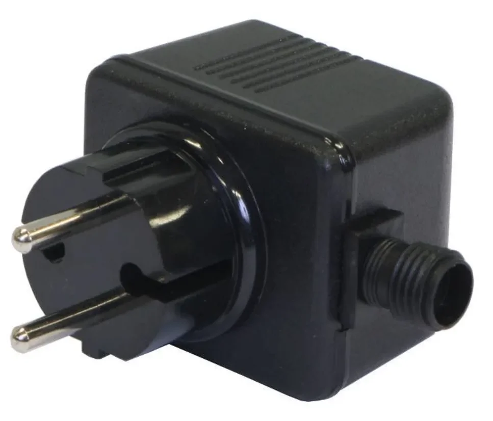 Transformator IP44 12 V 21 W i svart hus med støpsel og kabeltilkobling